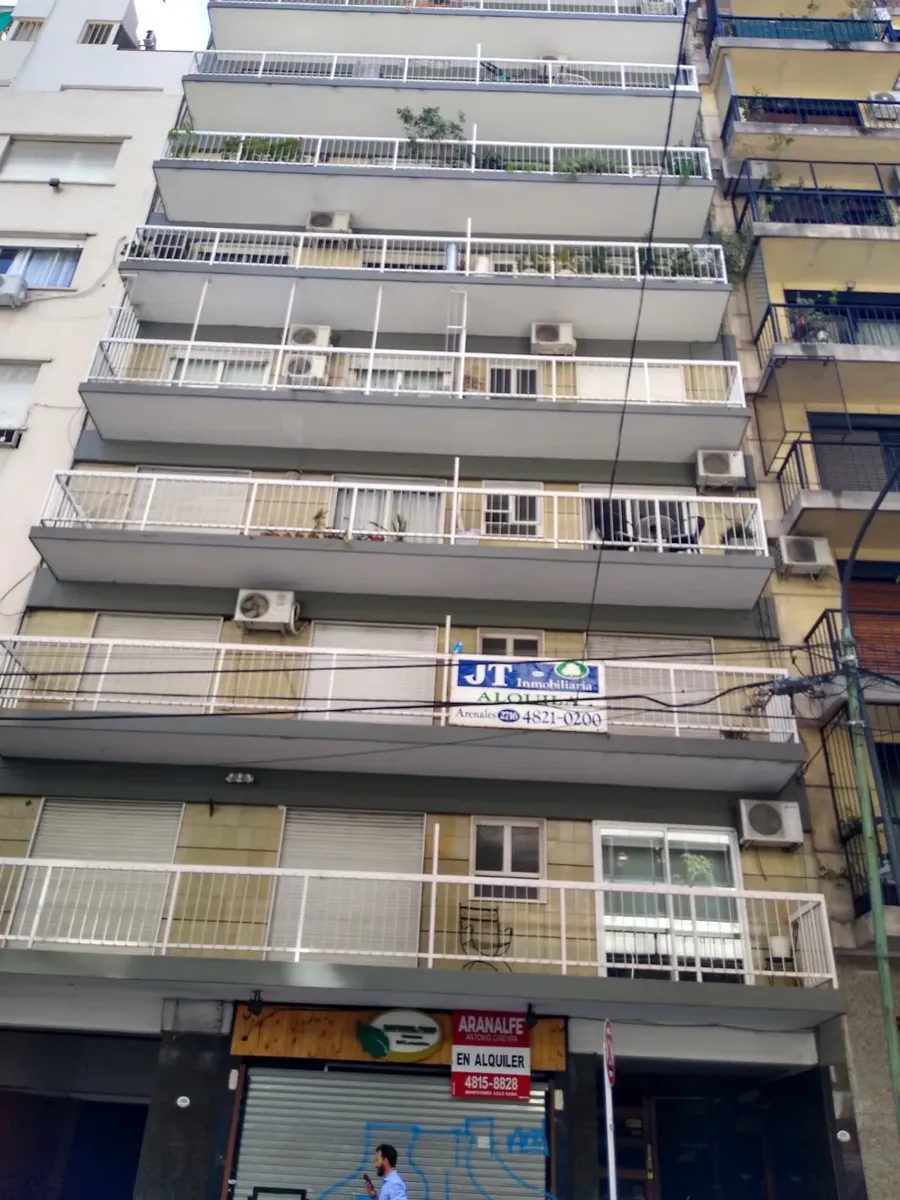 Piso alto contrafrente en Recoleta