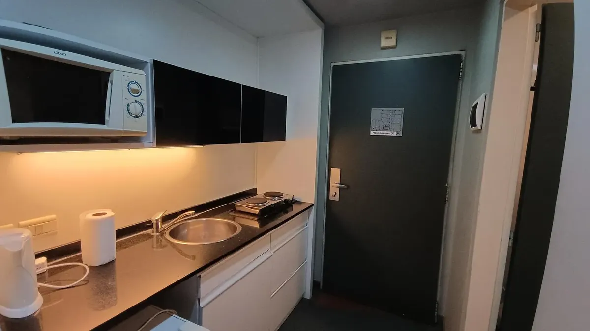 Amoblado con pileta y recepción 24 hs