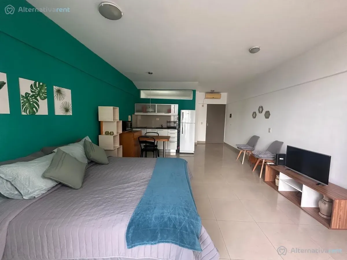 Monoambiente amueblado con balcón