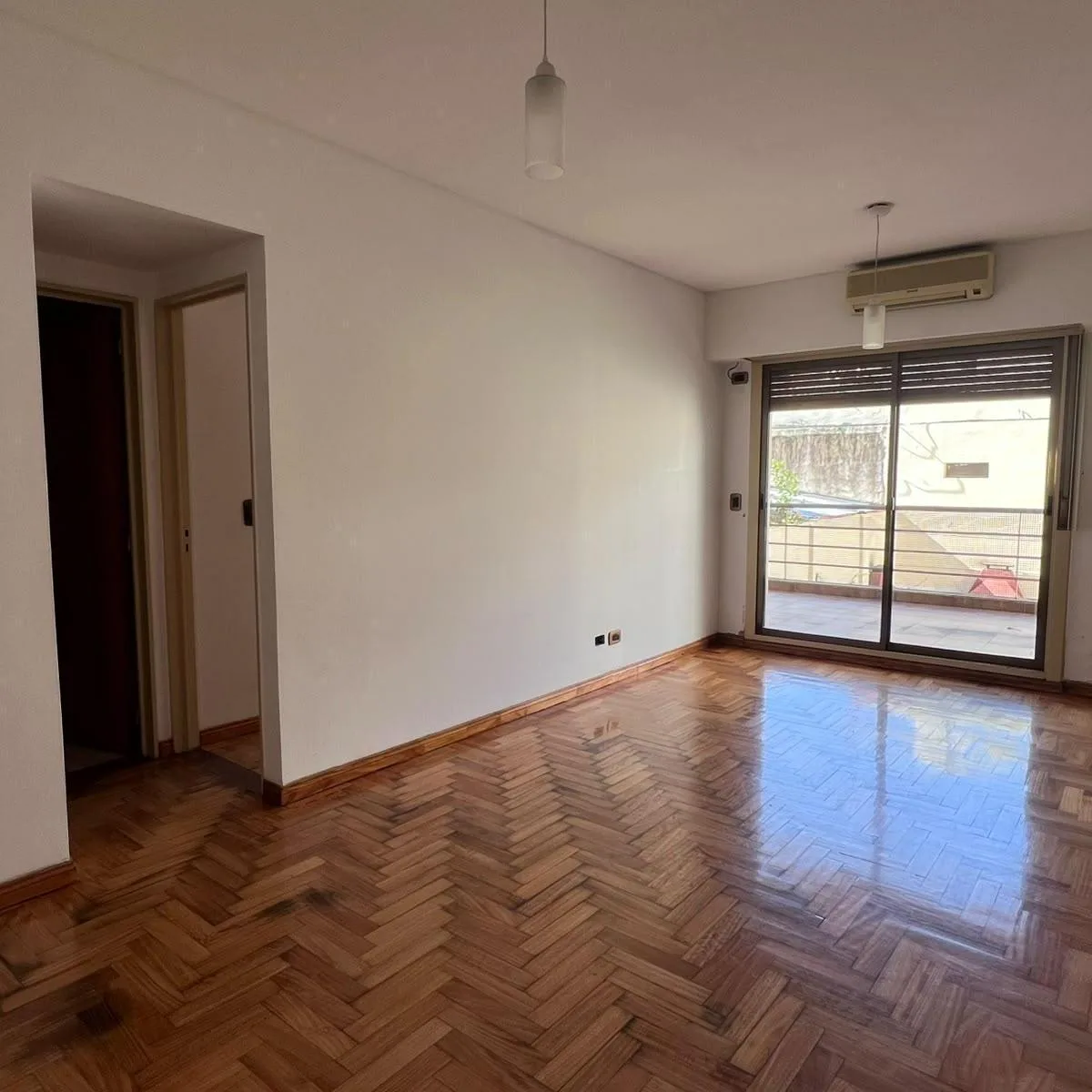 Departamento con balcón terraza y patio
