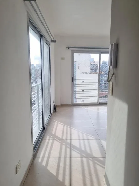 Monoambiente con balcón