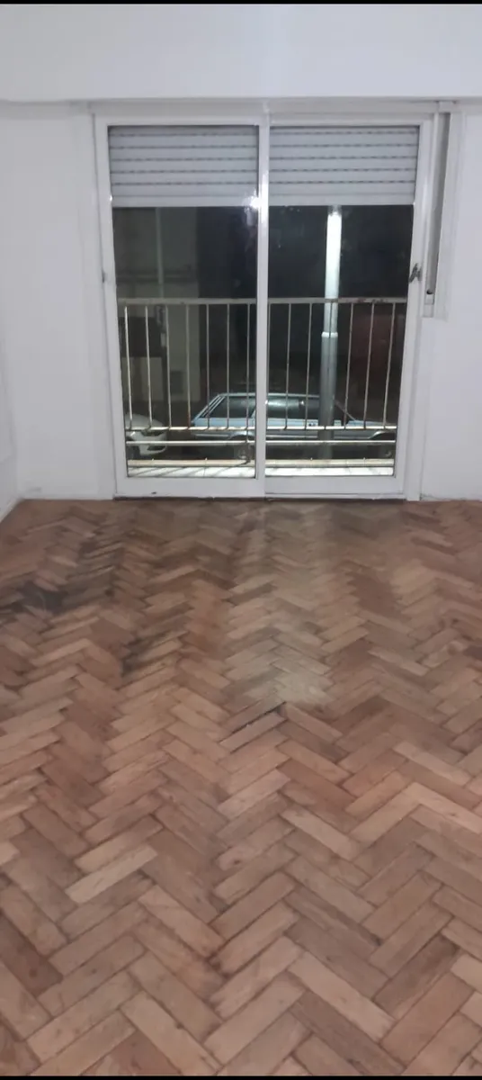 Departamento al frente con balcón