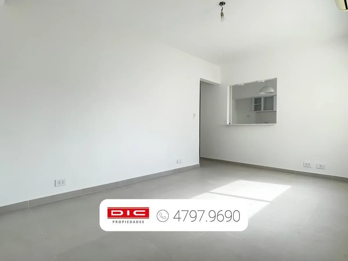 2 ambientes con balcón y AC