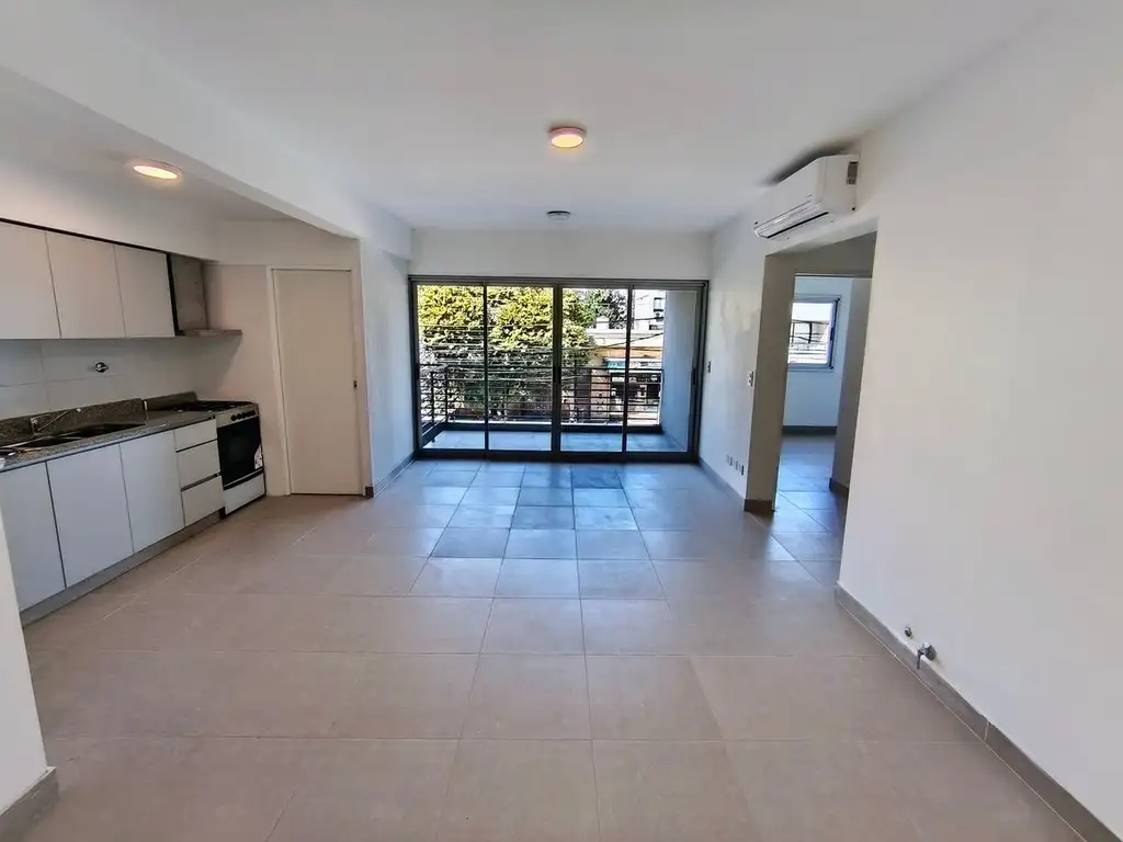 Departamento con balcón y terraza