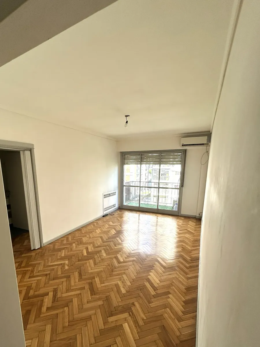 Departamento al frente con balcón