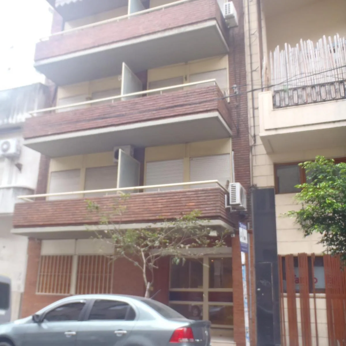 Monoambiente al frente con balcón