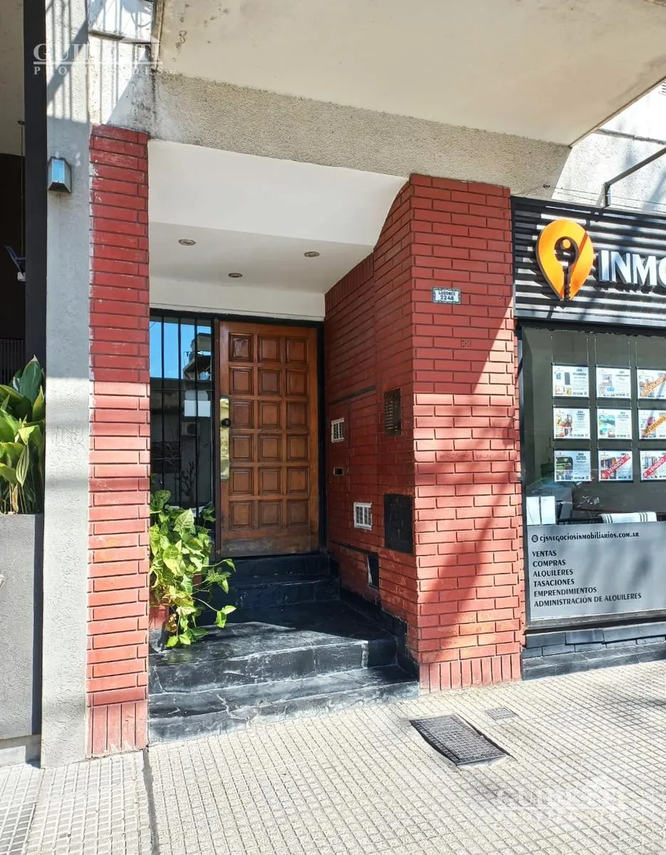 1 ambiente con balcón al frente