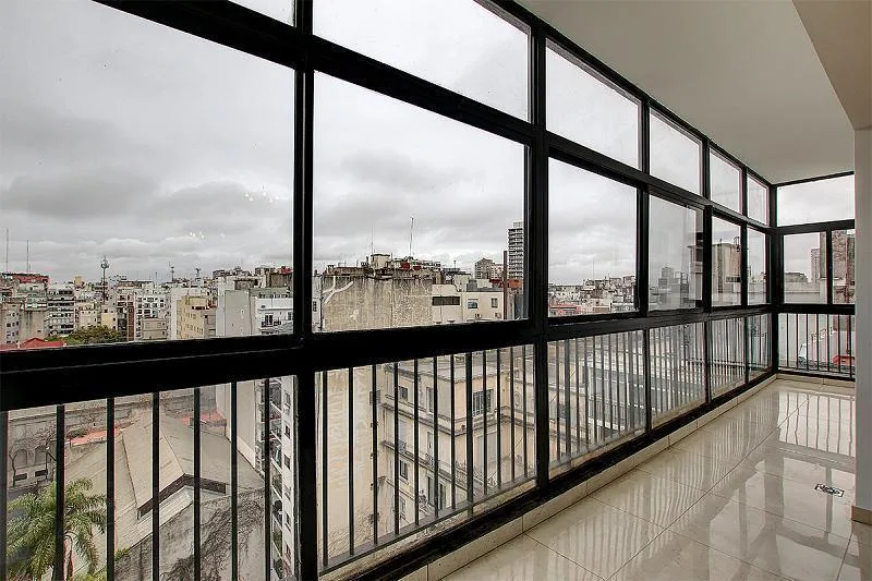 Piso alto con balcón cerrado