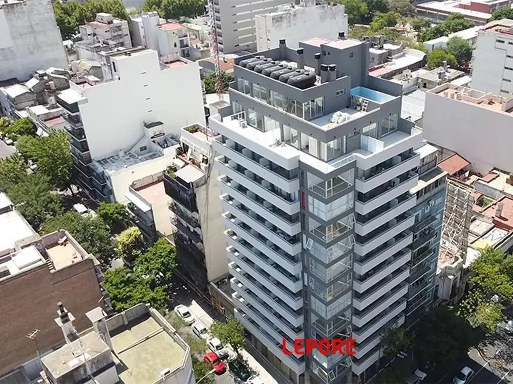 Monoambiente con balcón y piscina