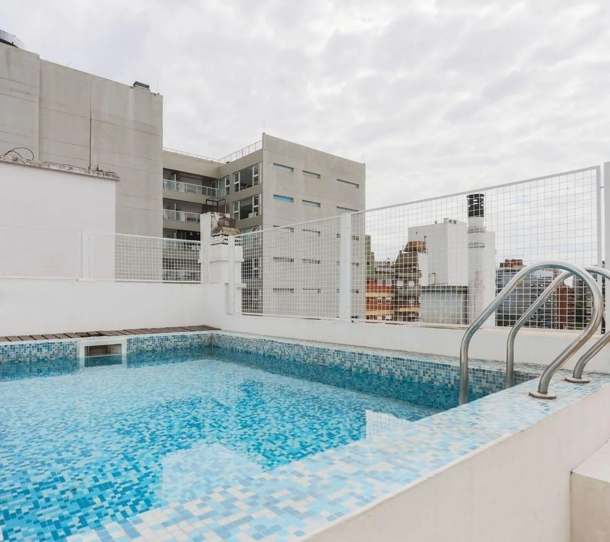 Monoambiente con balcón y pileta