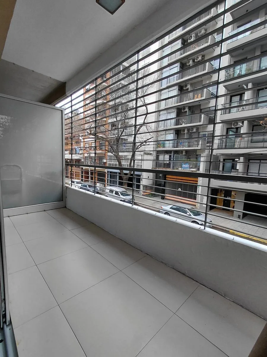 Monoambiente con balcón y terraza