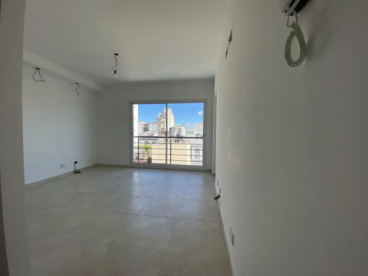 Monoambiente con balcón francés