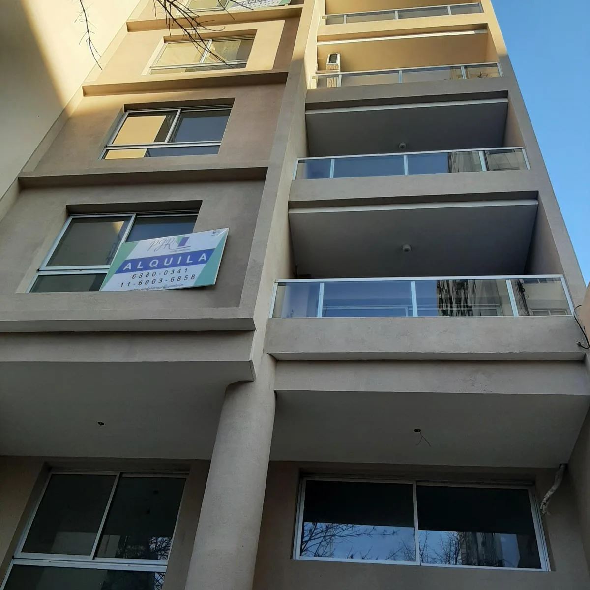 Departamento con balcón aterrazado