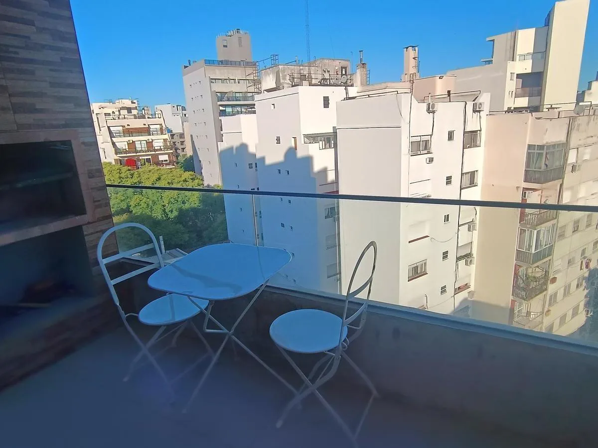 Monoambiente con balcón y parrilla