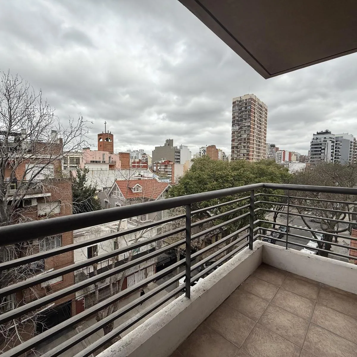 Monoambiente frente con balcón