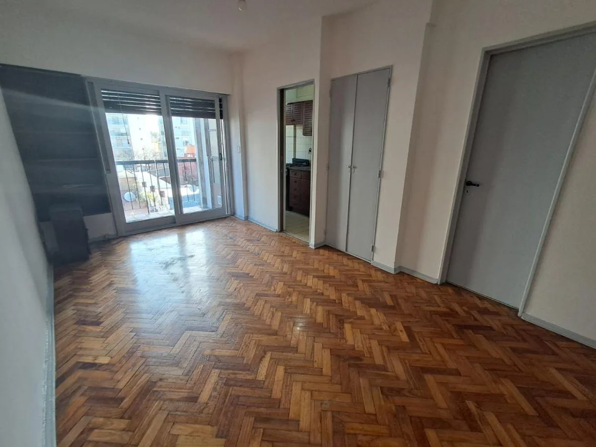 Monoambiente con balcón a la calle