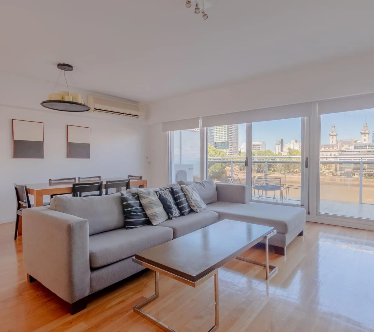 Dúplex con 4 balcones y cochera