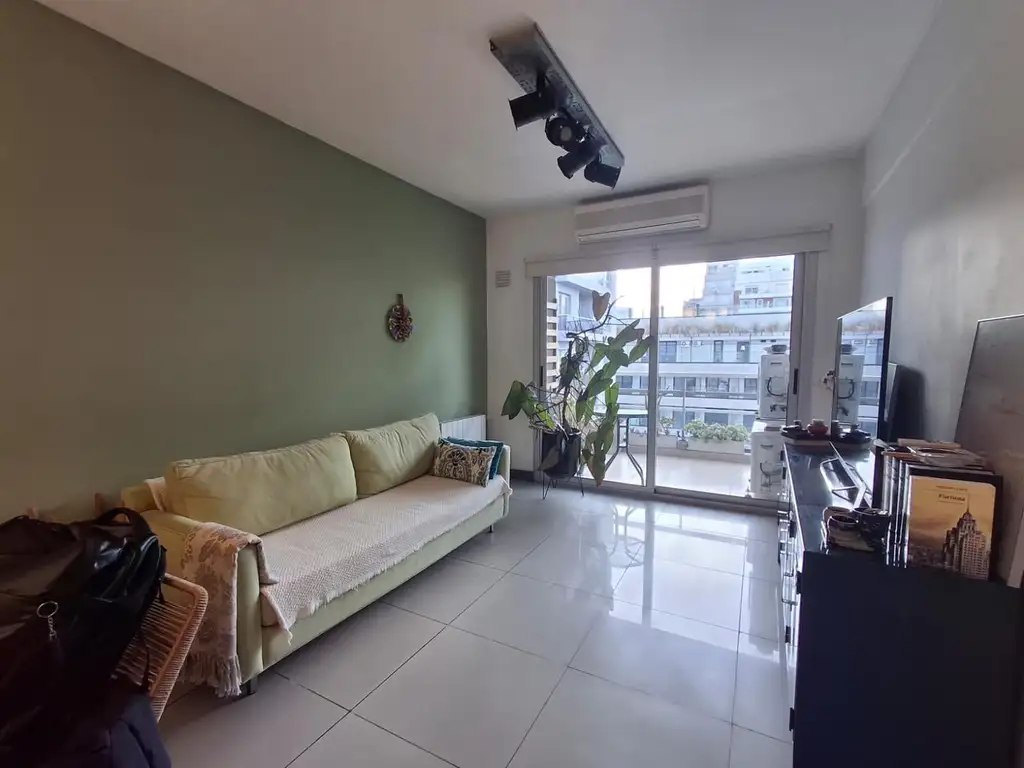 2 ambientes con balcón y parrilla