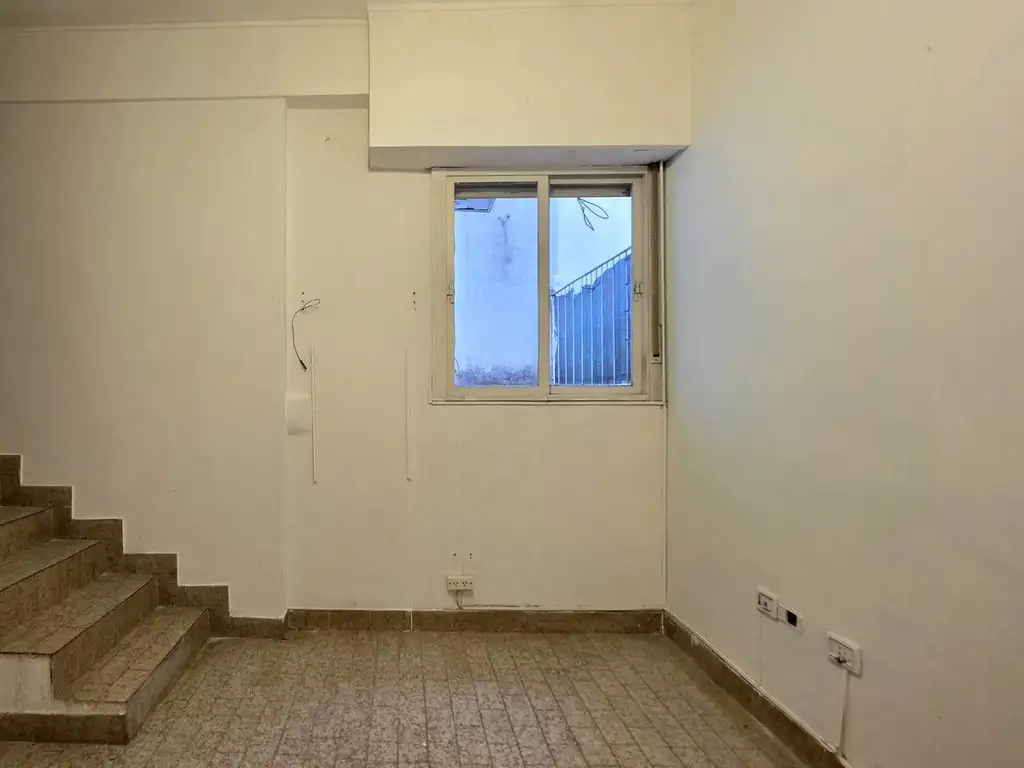 Entrepiso con balcón y cocina integrada