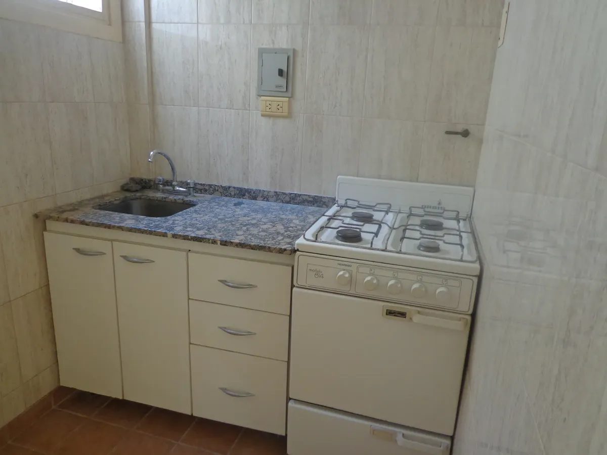 Dueño Alquila Excelente Departamento 3 Amplios Ambientes, Apto Profesional. Ubicado En Calle Reconquista Entre Lavalle Y Tucuman. Óptima Ubicación
