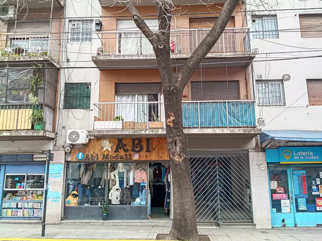 Departamento con balcón en Balvanera