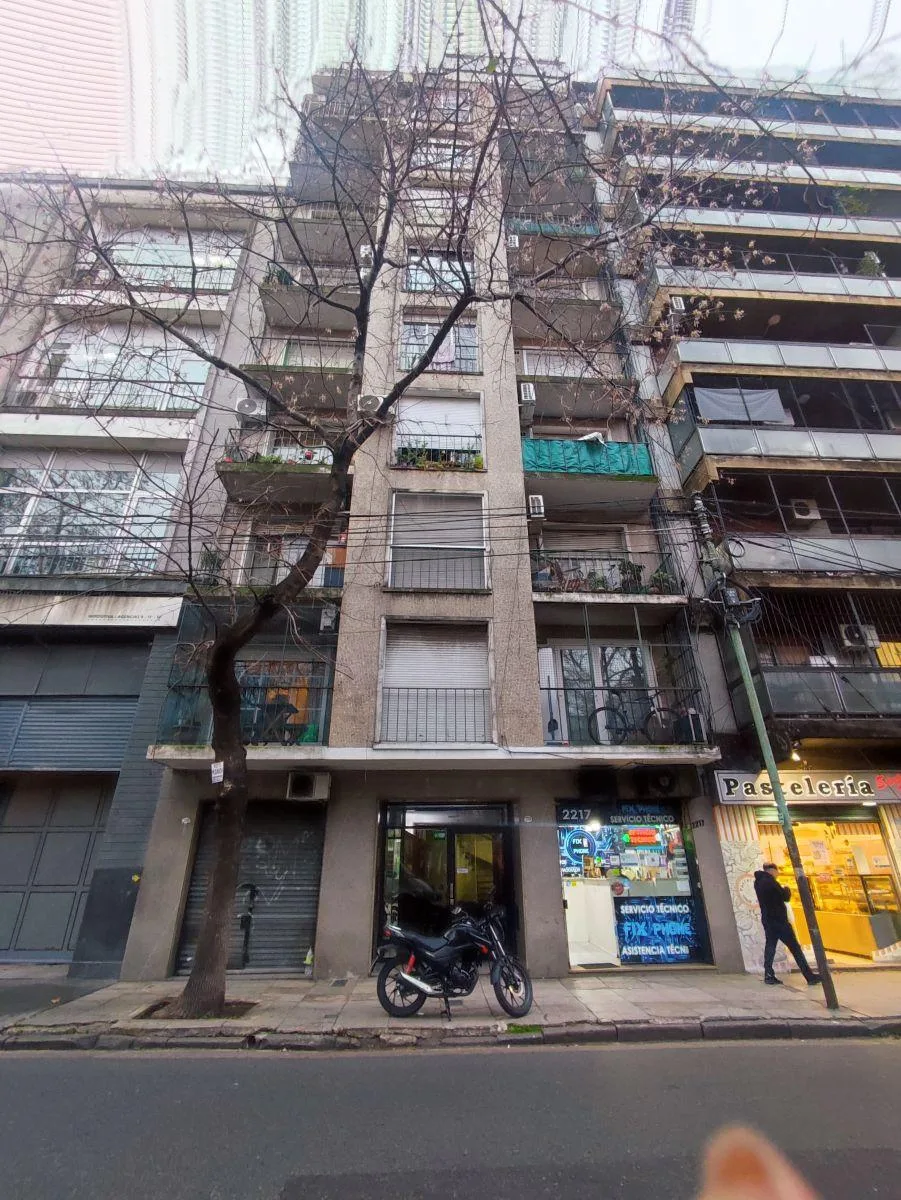 Monoambiente al frente con balcón