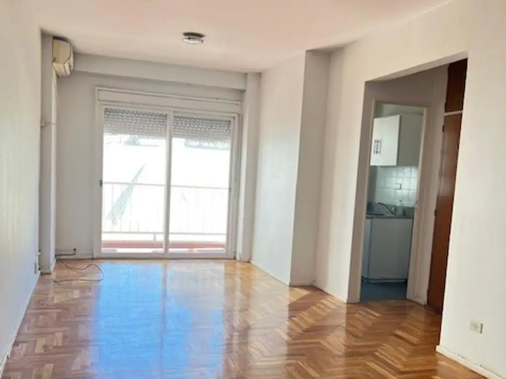 Monoambiente con balcón en Recoleta