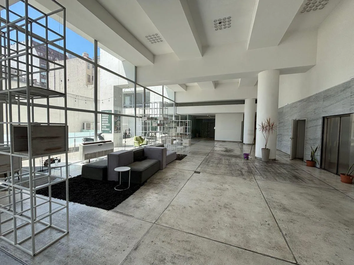 Departamento con balcón y piscina