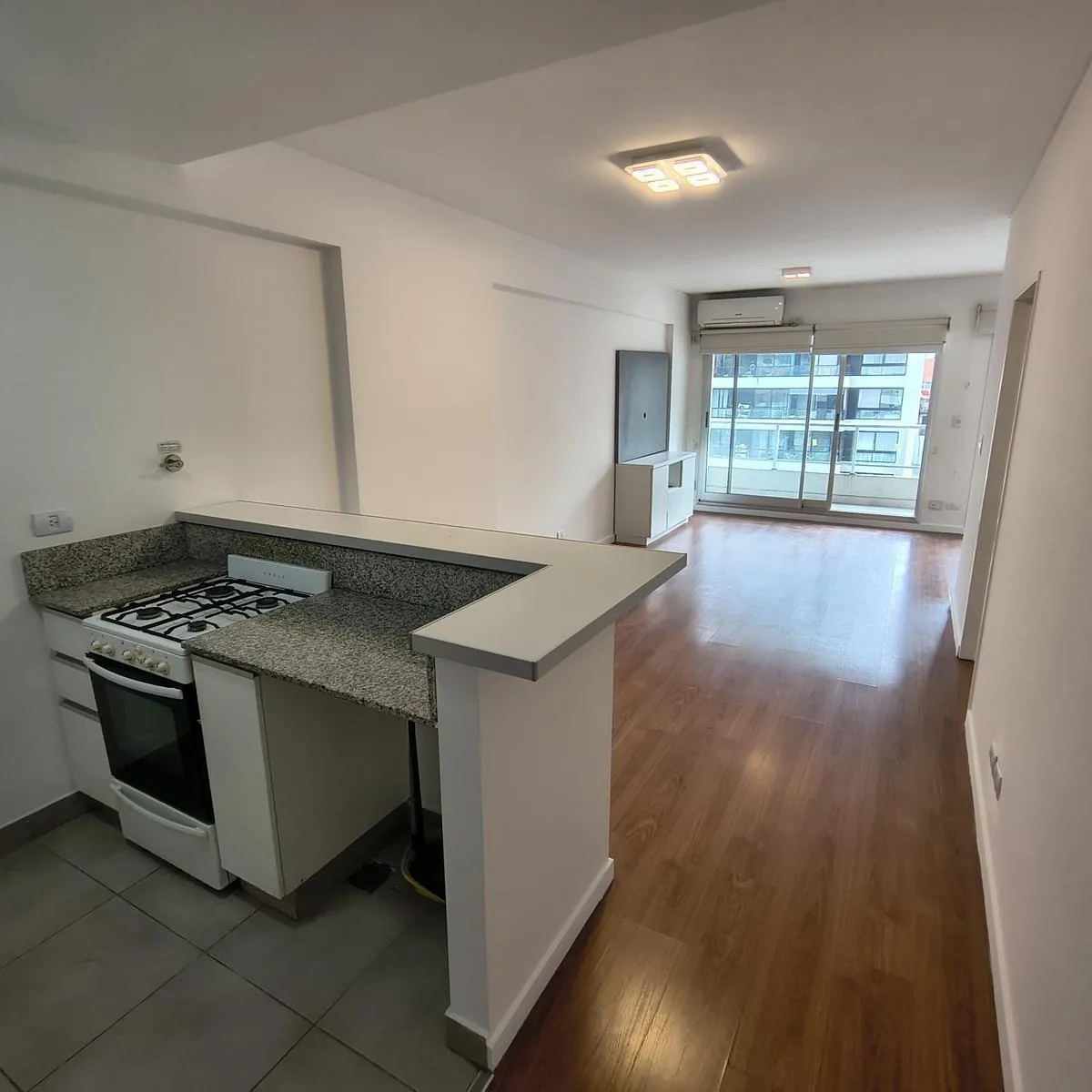 Monoambiente con balcón y pileta