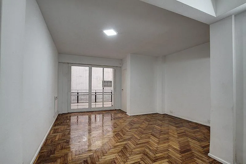 Monoambiente con balcón y calefacción