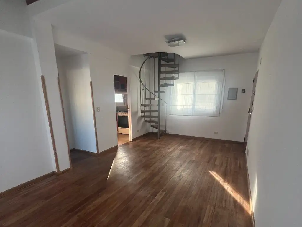 Duplex con balcón y cochera