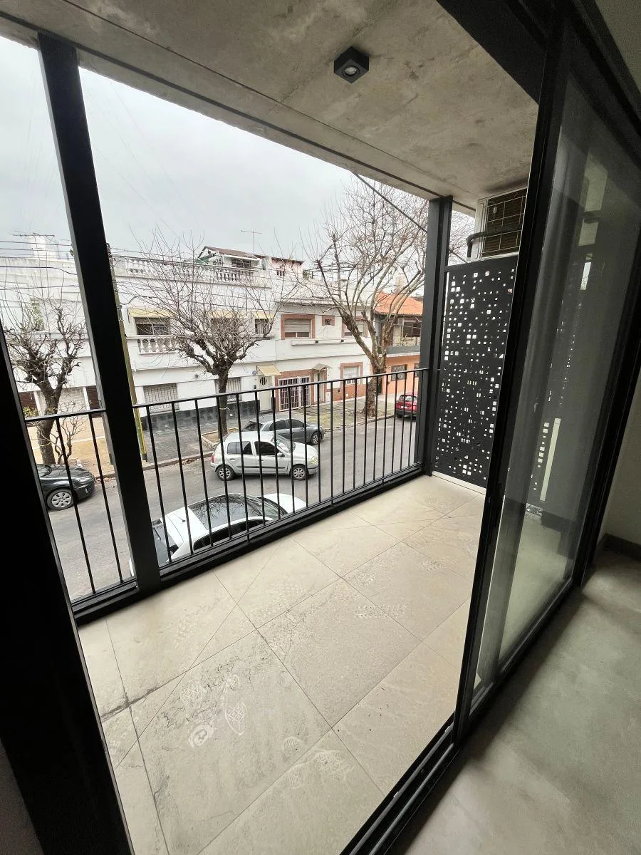 Monoambiente al frente con balcón