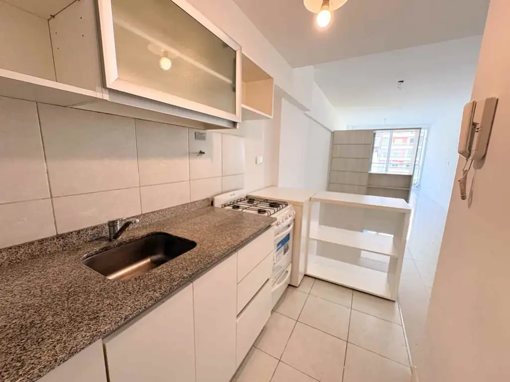 Monoambiente con balcón y terraza