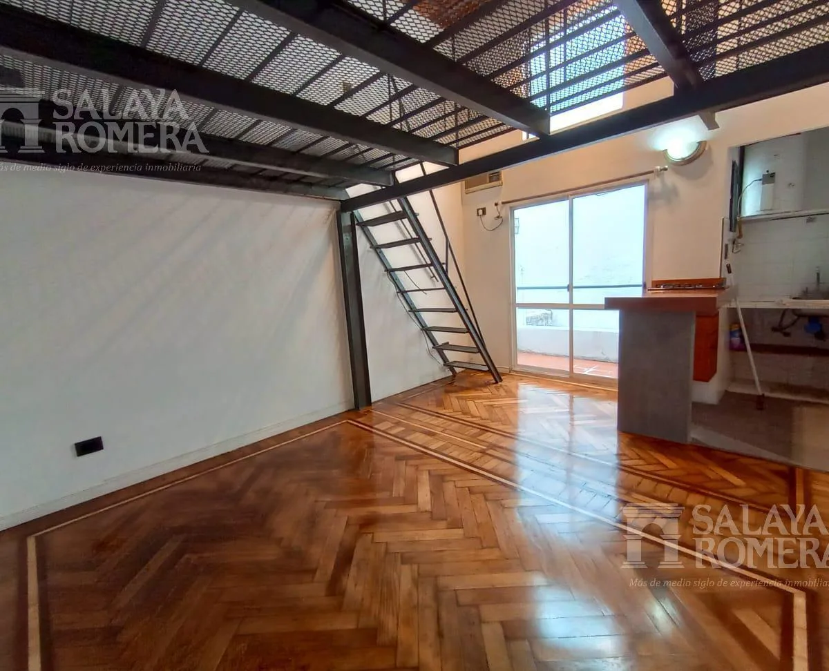 Loft con entrepiso y balcón