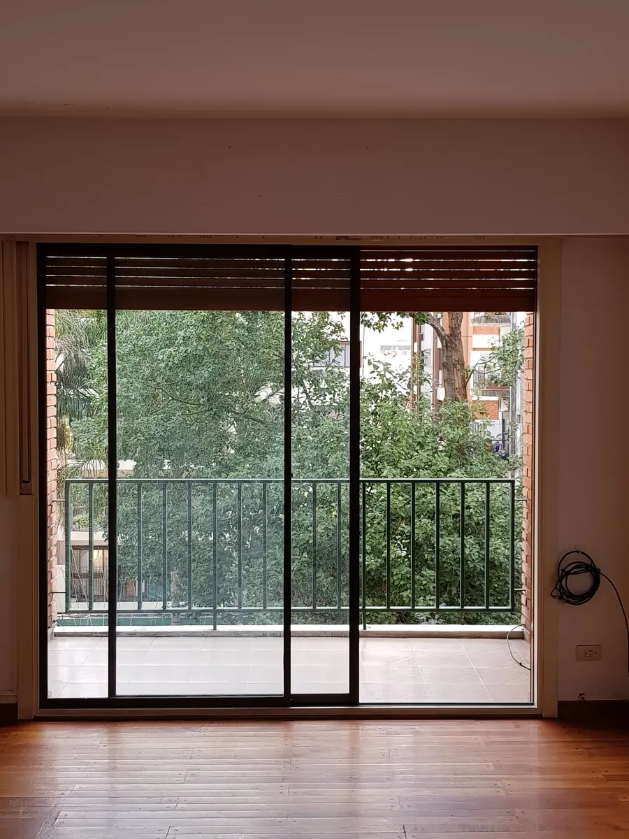 Dos ambientes con balcón y cochera