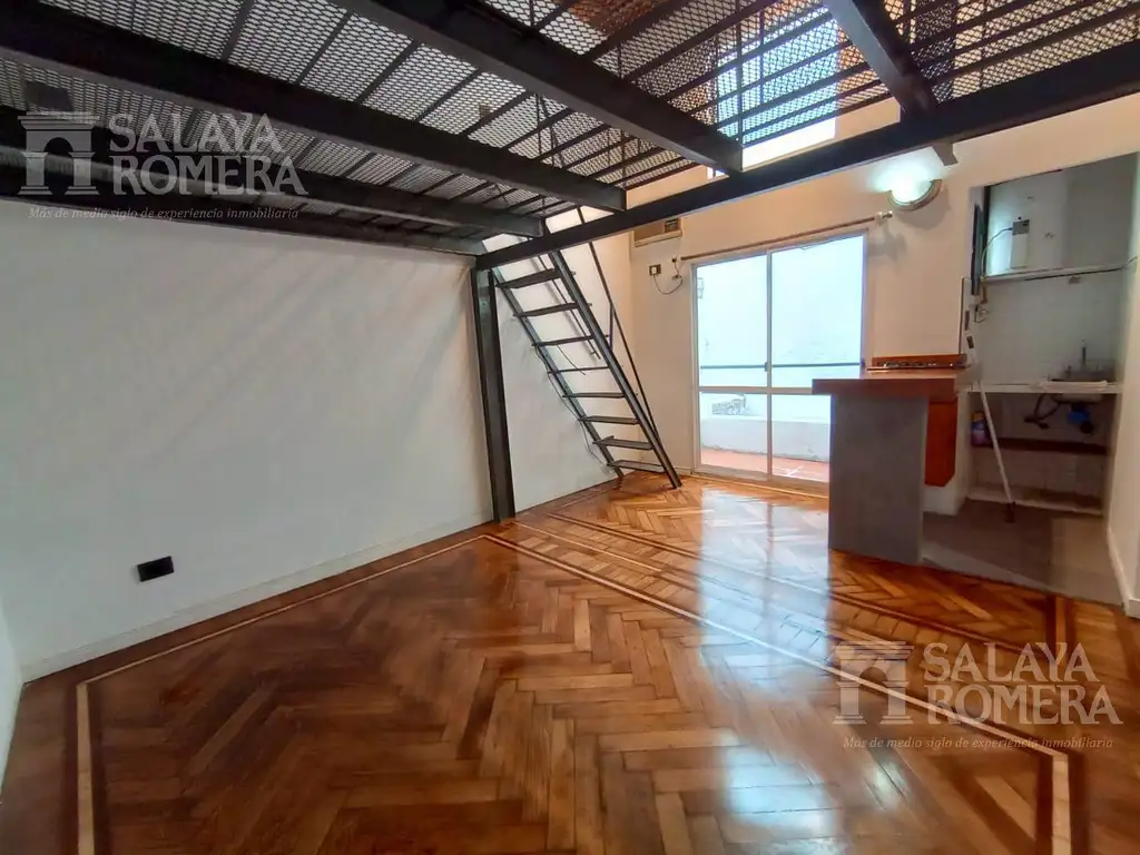 Loft con entrepiso y balcón