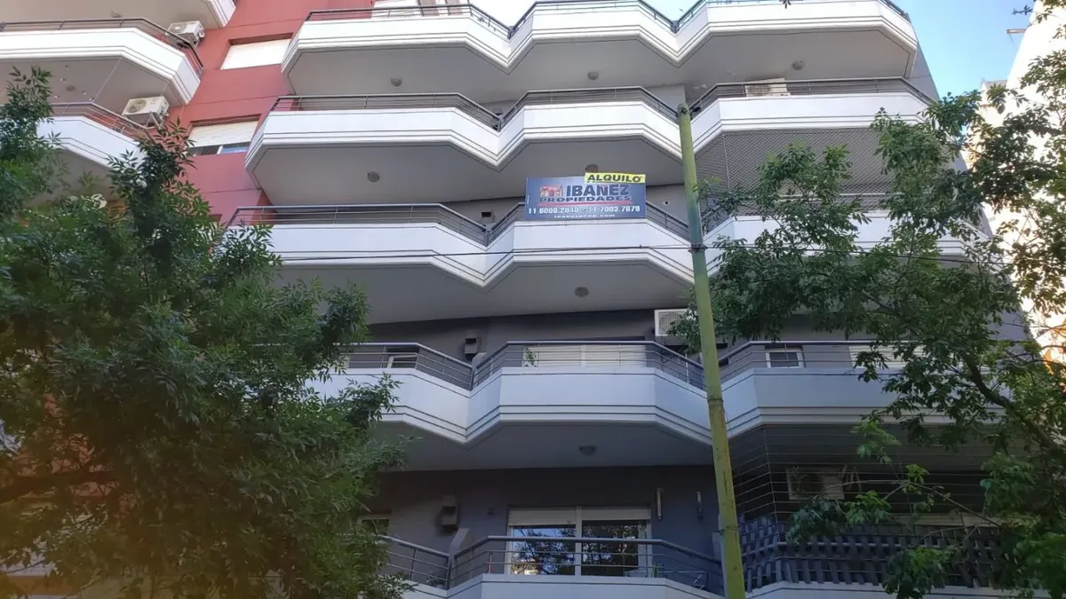 Monoambiente con balcón y ascensor