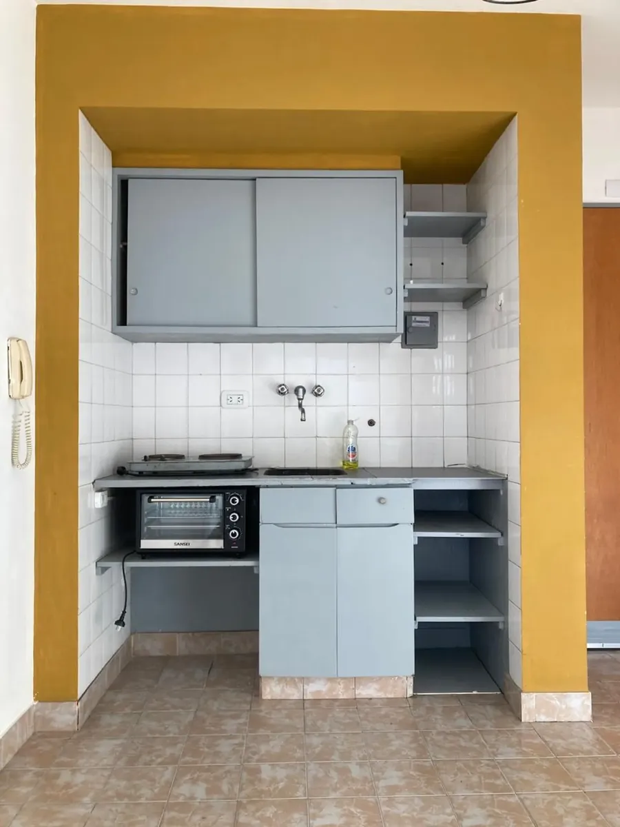 Monoambiente con balcón francés