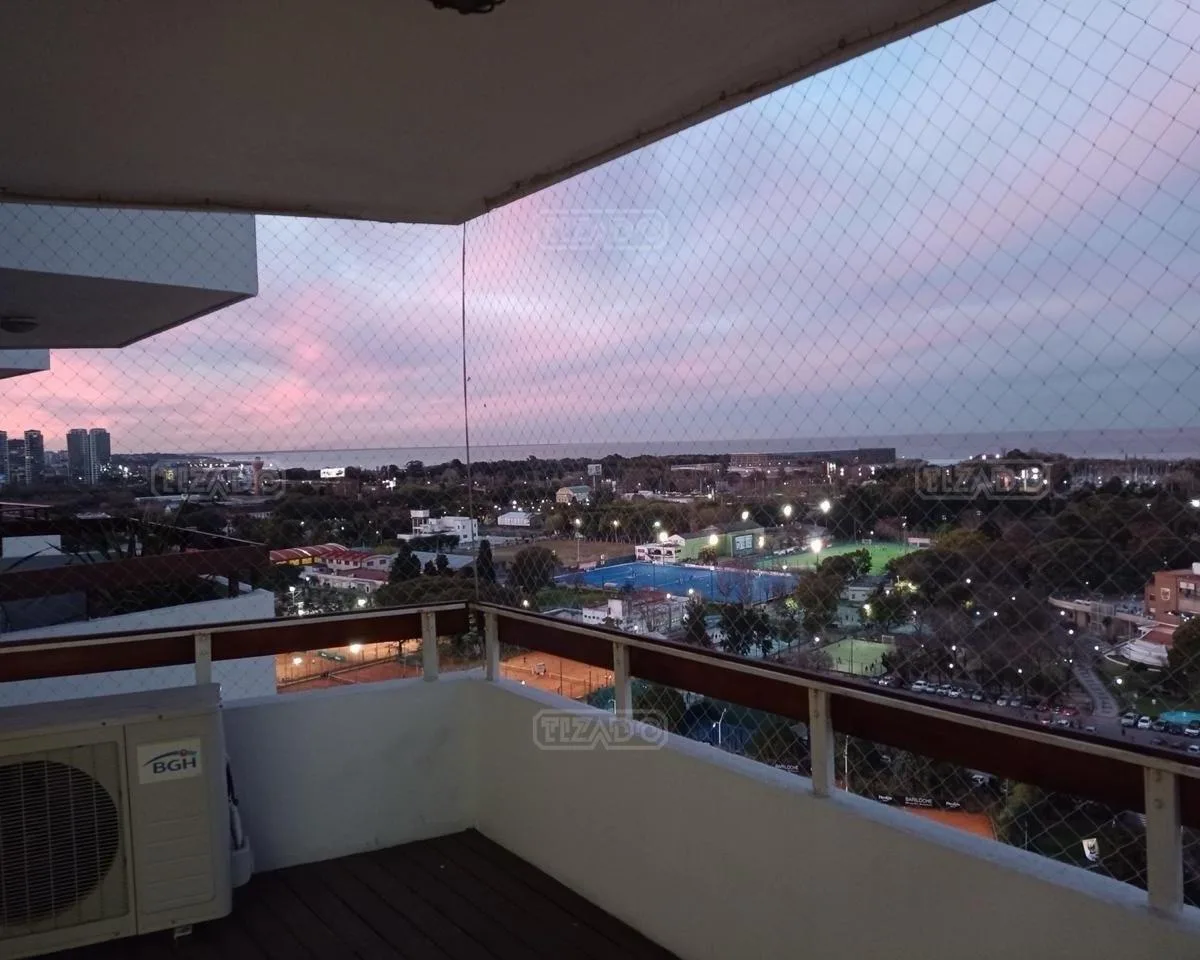 Apartamento com varanda e vaga