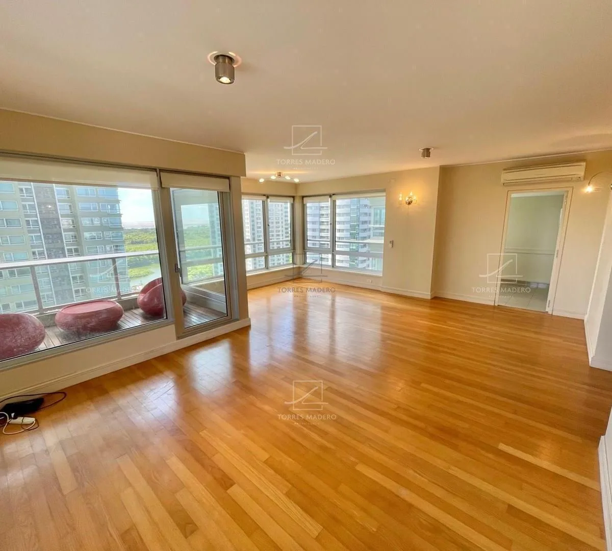 2 suites con balcón y cochera