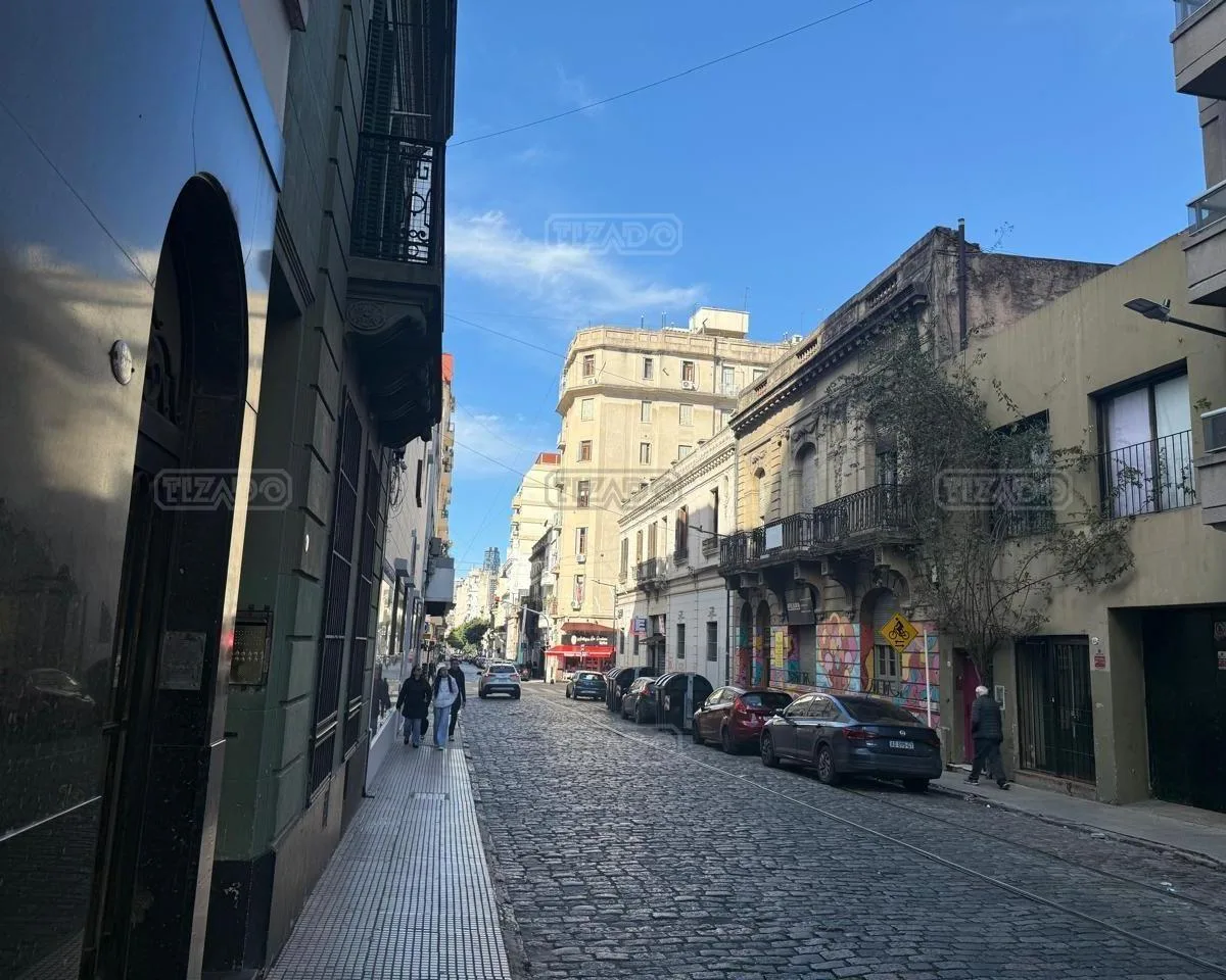 Monoambiente con balcón y A/C