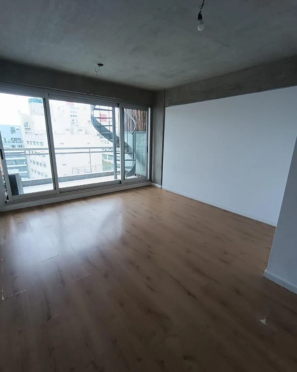 Alquiler Monoambiente con Terraza Propia.