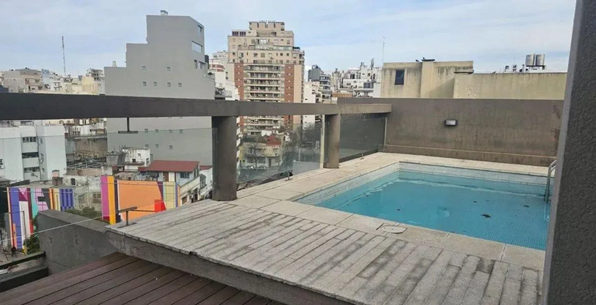 Monoambiente con balcón y piscina