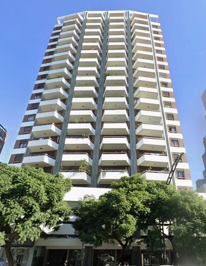 Departamento con balcón y vista al río