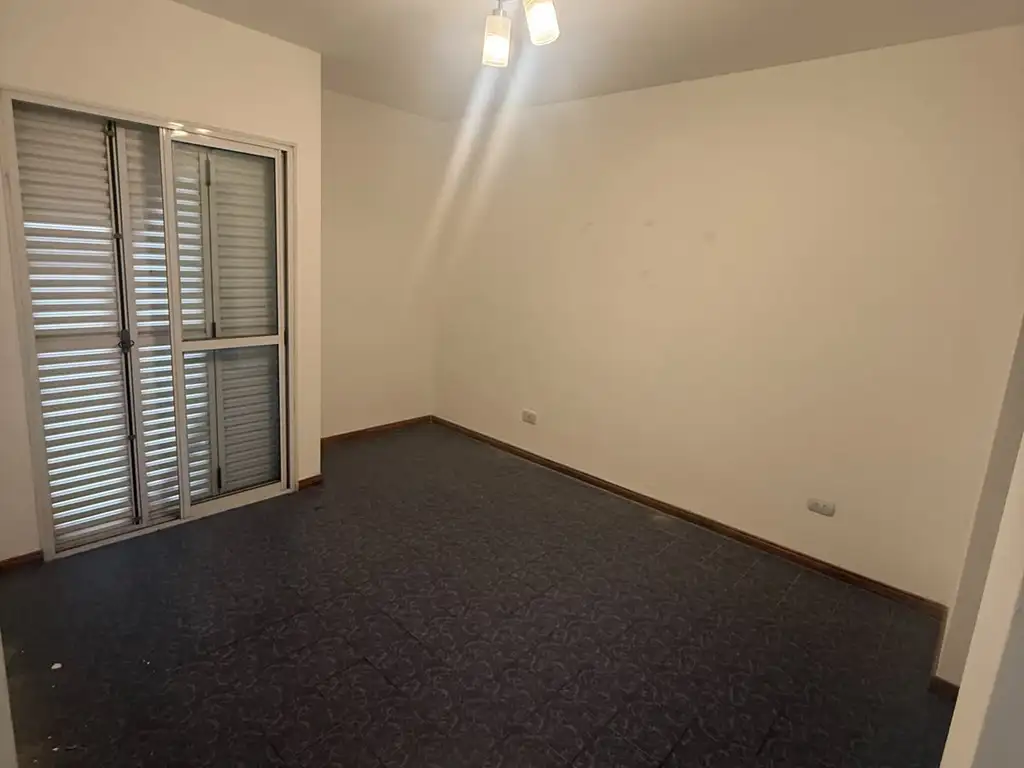 1 dormitorio con balcón