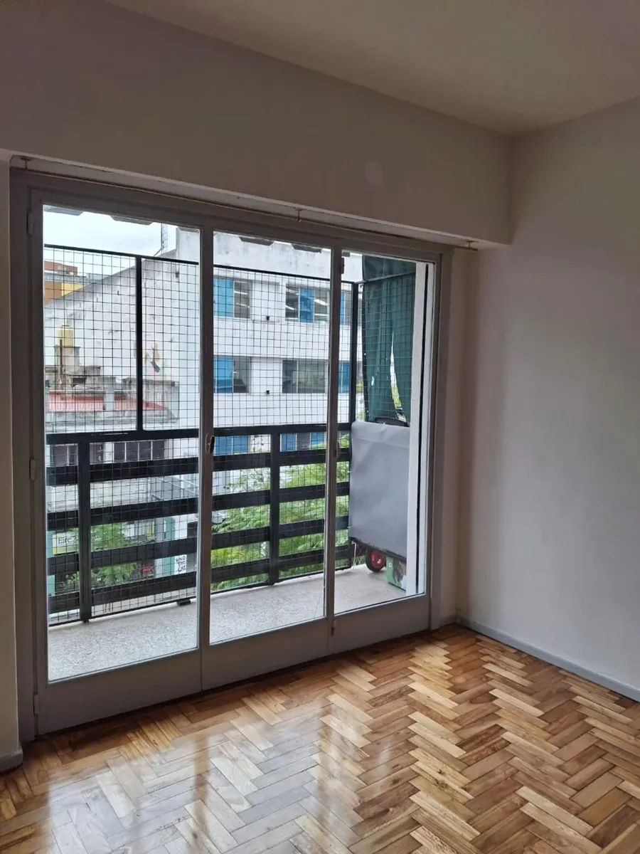 Monoambiente al frente con balcón