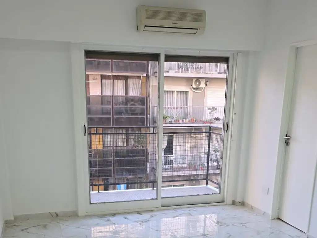 Monoambiente con balcón en Recoleta