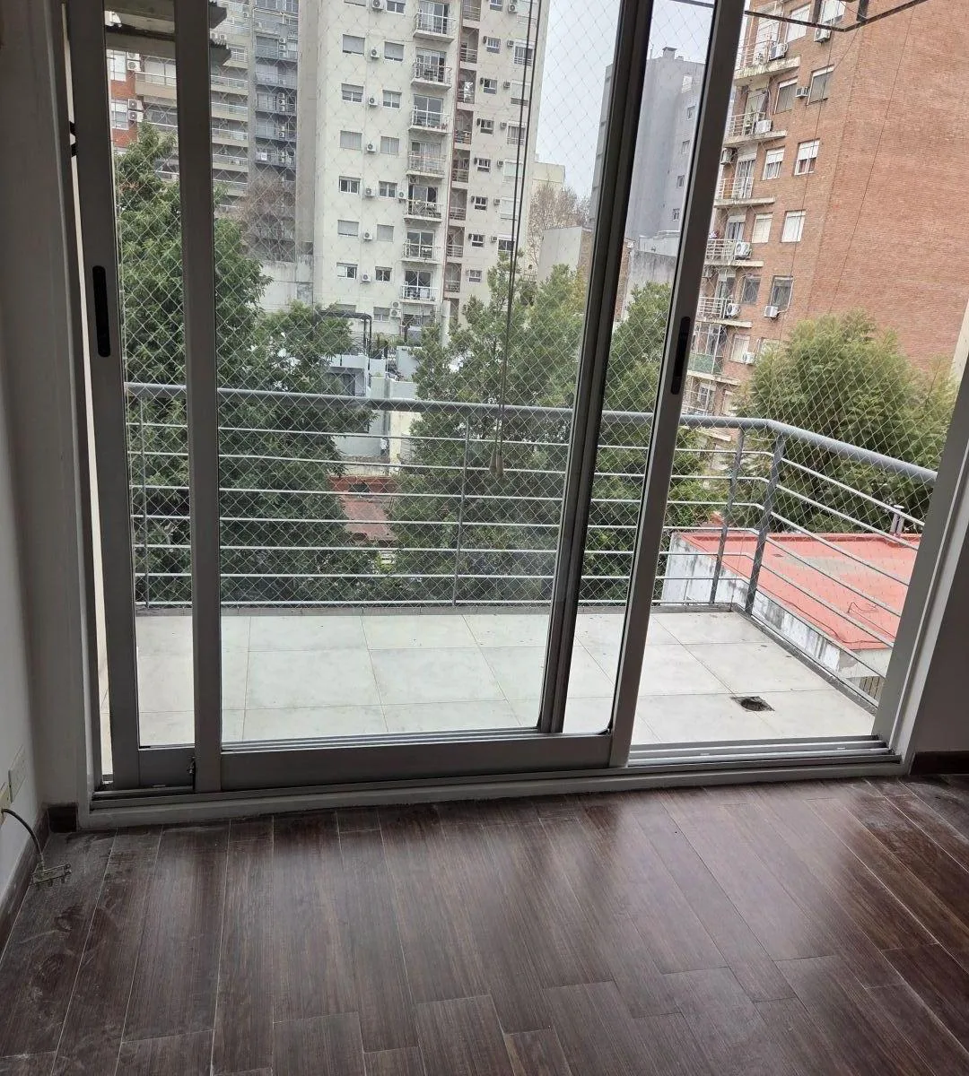Monoambiente con dos balcones