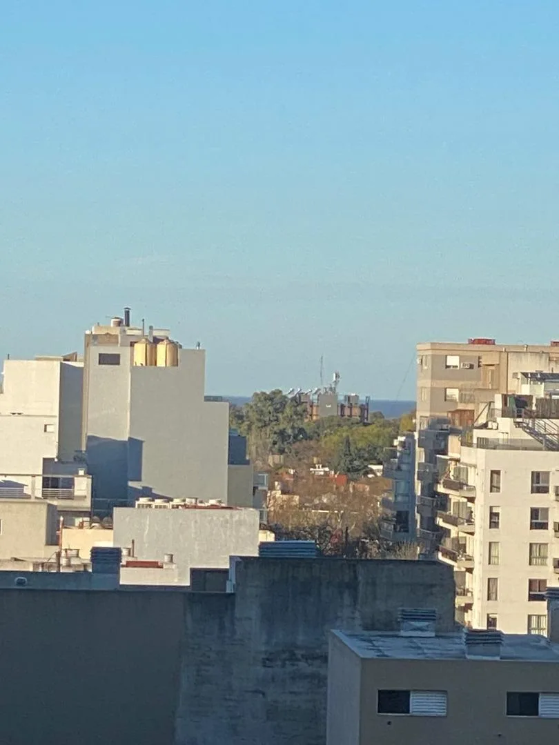 Piso alto con vista abierta y cochera