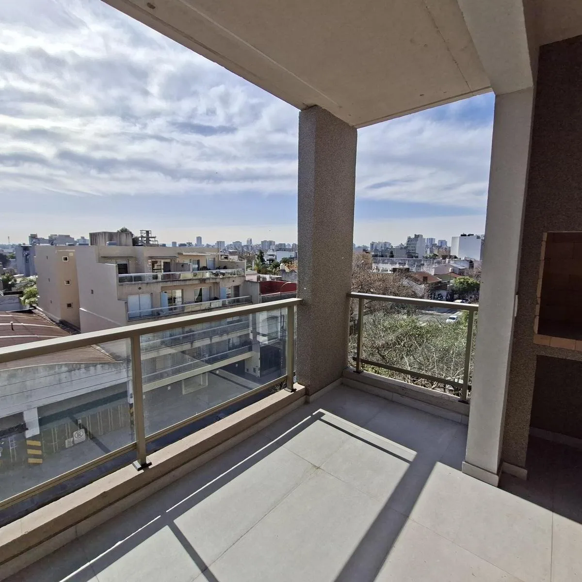 Monoambiente con balcón y parrilla